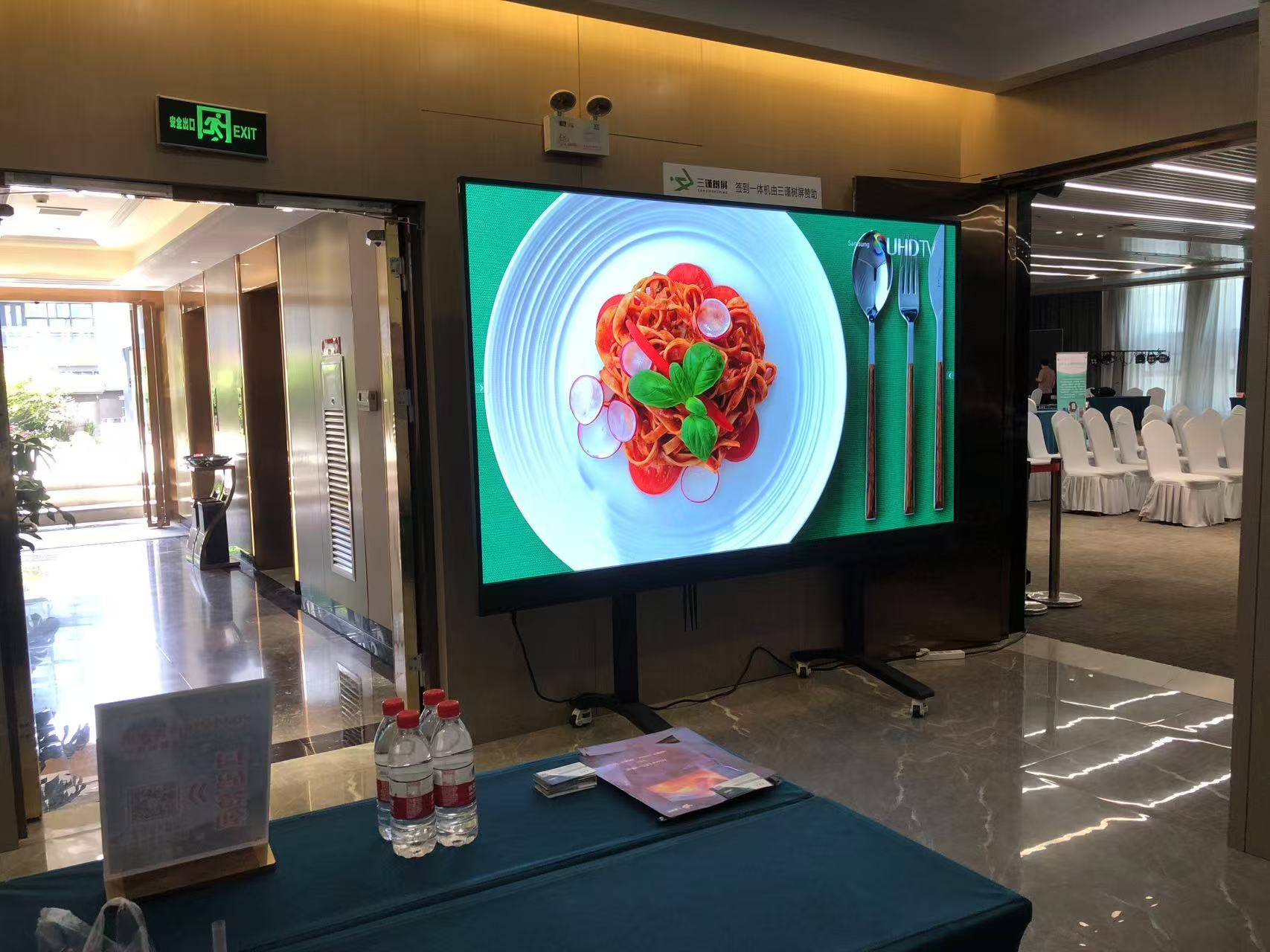 Is the wireless projectionl led conference screen operation complicated?