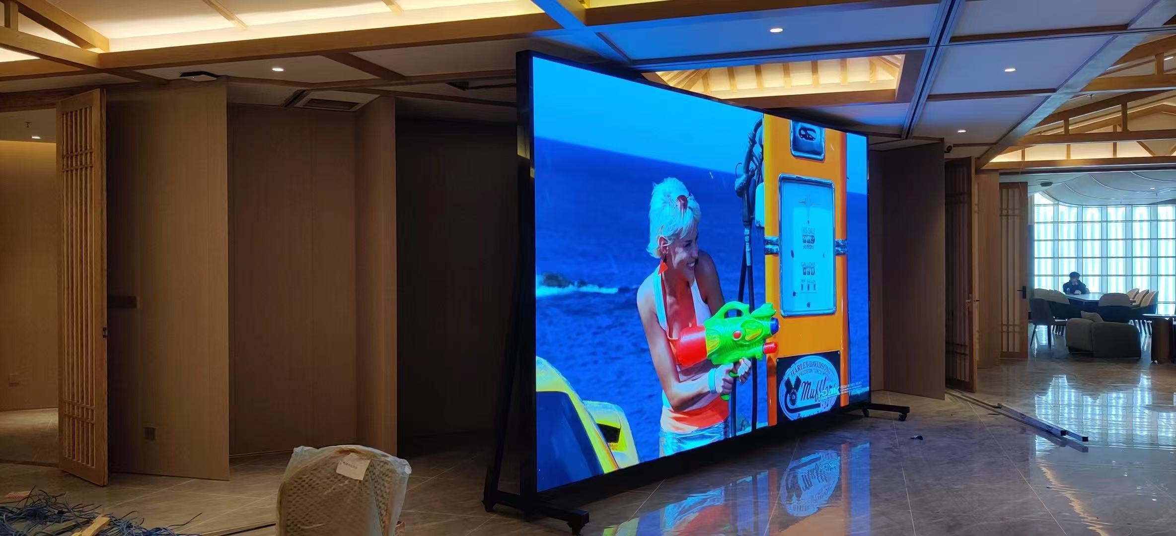 What would happen if the grounding wire is not connected to the indoor and outdoor LED displays?